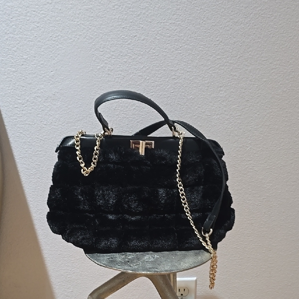 Black and Gold Textured Shoulder Bag with Chain Can Also Be Handbag